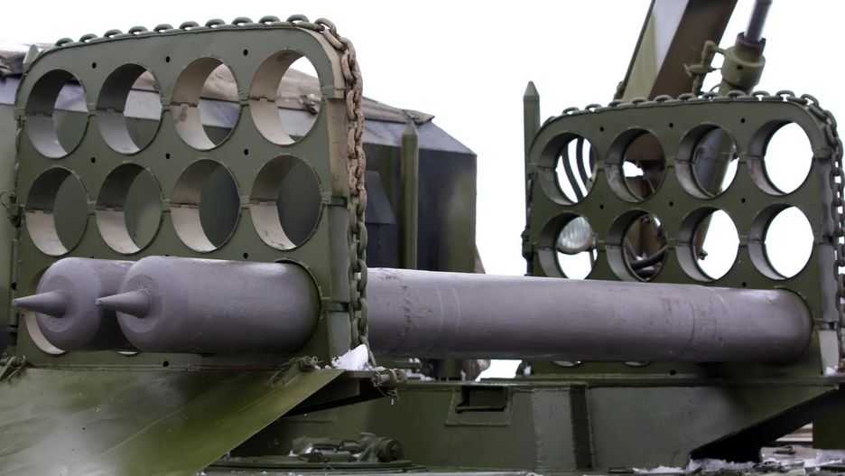Zbliżenie na rakiety z głowicą termobaryczną systemu TOS-1A.