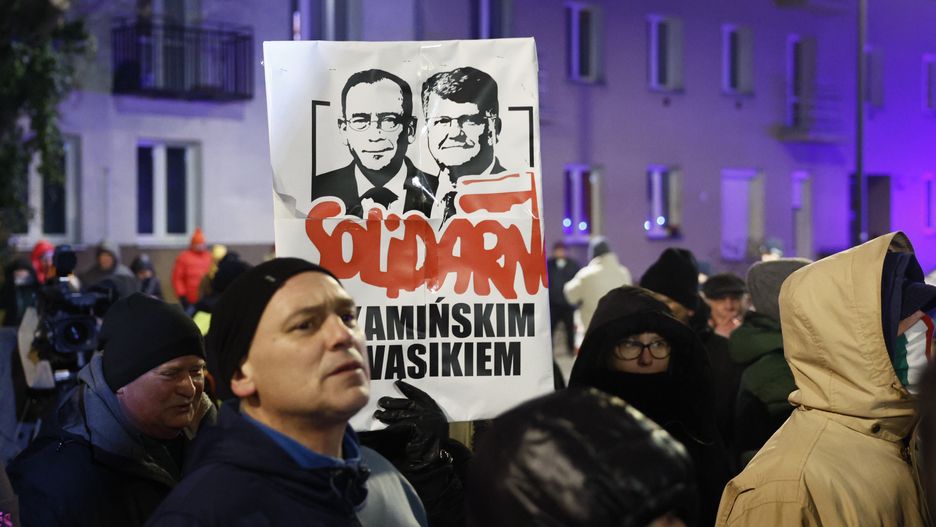 Tłum przed komendą na Grenadierow w
Warszawie, gdzie we wtorek przebywali Maciej Wąsik i Mariusz Kamiński