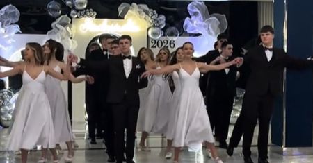 Ich taniec już jest viralem. Niezwykły walc na studniówce w Łukowie