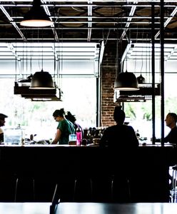 Koronawirus w Polsce. Nowe obostrzenia wkrótce? Chodzi o kina, teatry, bary i puby