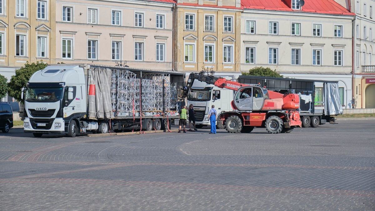 Montaż boiska do koszykówki i widowni na Placu Zamkowym