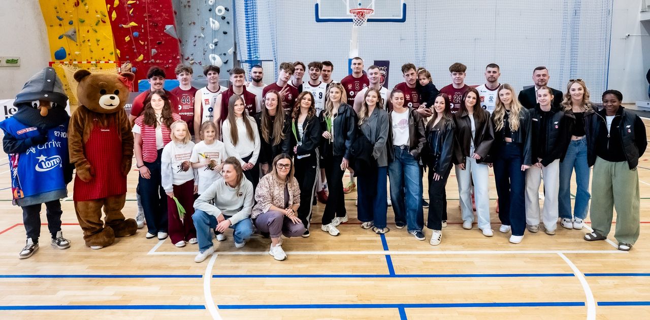 Granie dla Kobiet - pamiątkowe zdjęcie po meczu koszykarzy AZS UMK - GAK Gdynia