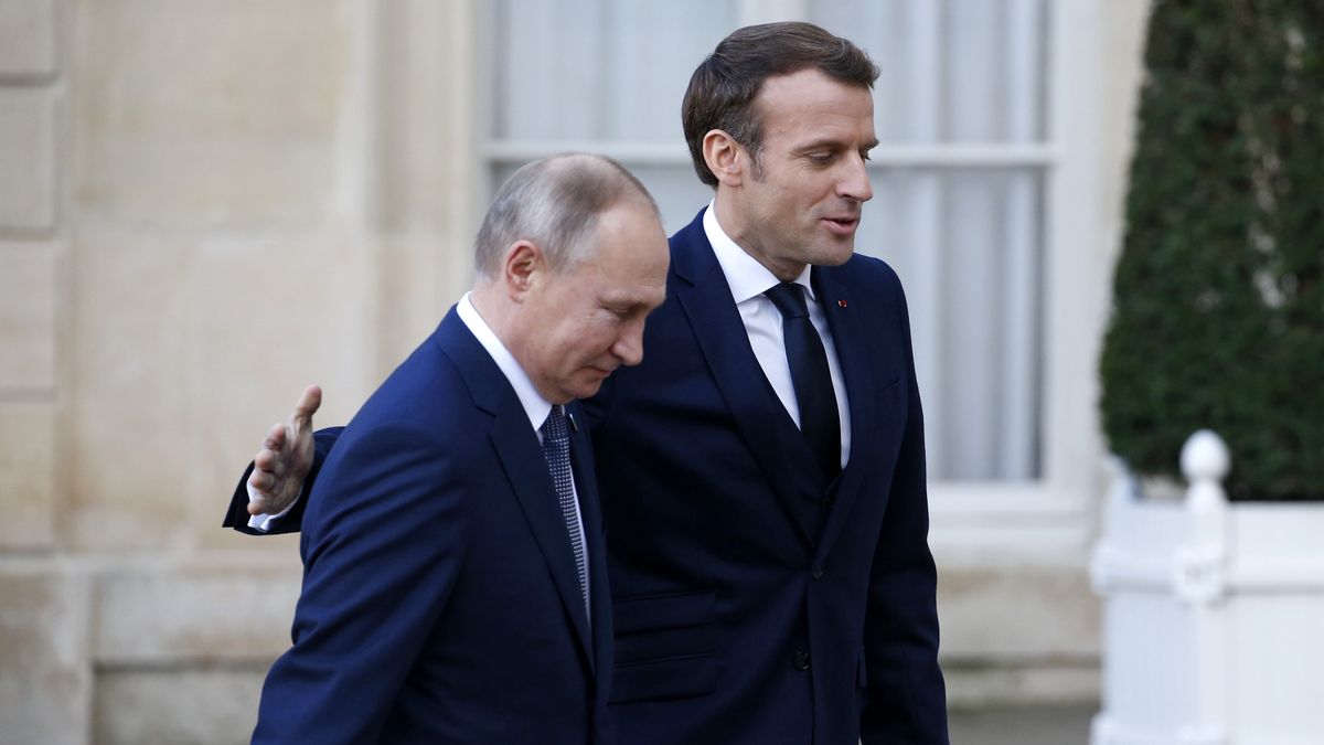 PARIS, FRANCE - DECEMBER 09: French President Emmanuel Macron welcomes Russian President, Vladimir Putin as he arrives at the Elysee Presidential Palace to attend a summit on Ukraine on December 09, 2019 in Paris, France. This quadripartite summit in the so-called ‘Normandy’ format is being held today in Paris to discuss the situation in Ukraine in the presence German Chancellor Angela Merkel, Ukrainian President Volodymyr Zelensky, French President Emmanuel Macron and Russian President Vladimir Putin. (Photo by Chesnot/Getty Images)
