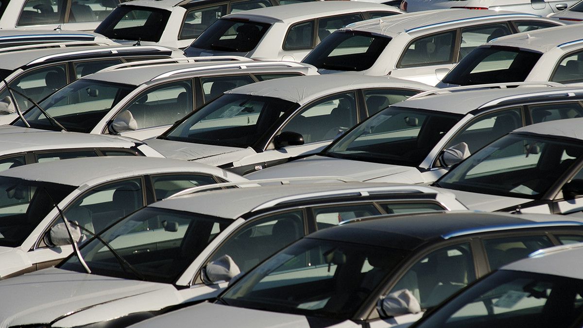 Tysiące niesprzedanych aut zalega na przyfabrycznych placach.