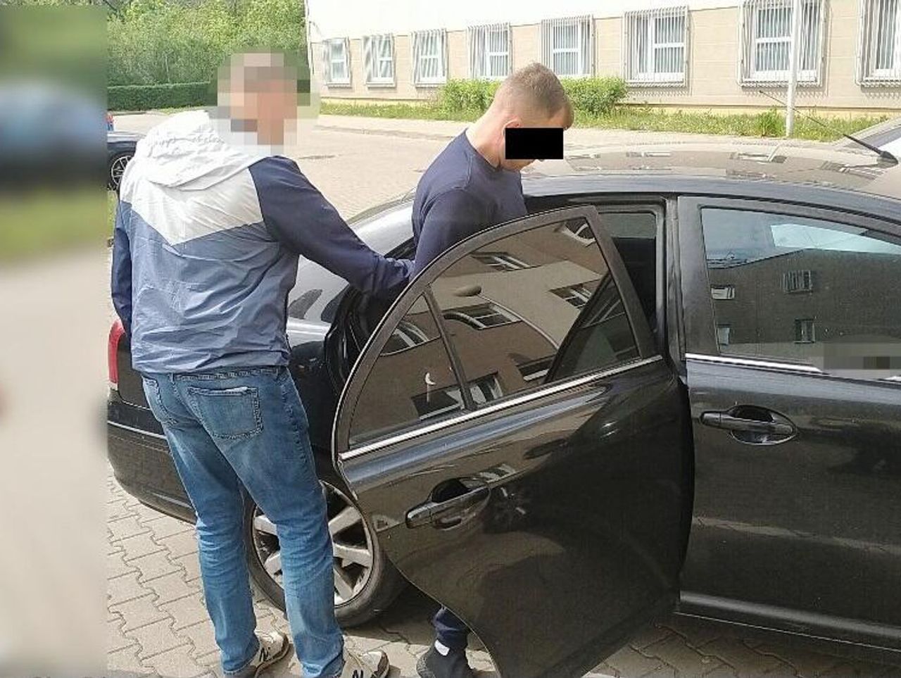 Najpierw ukradł alkohol, potem uderzył ochroniarza "tulipanem"