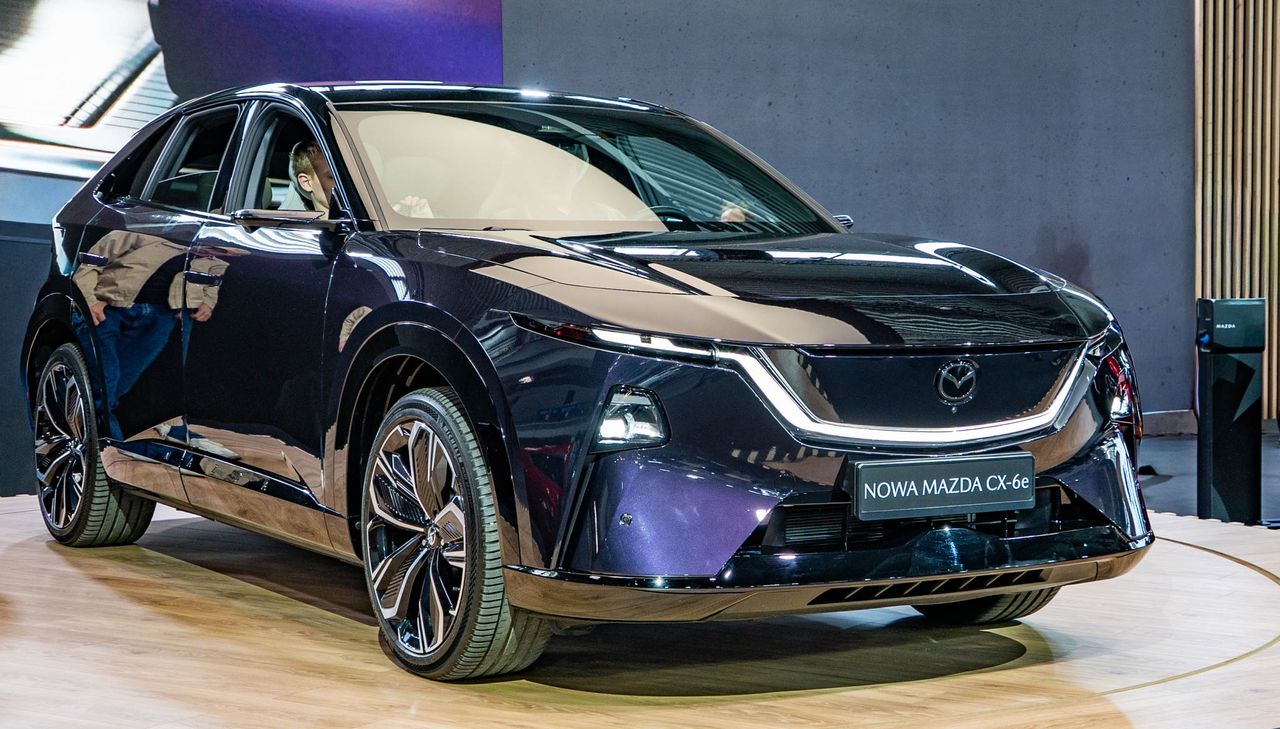 Polska premiera Mazdy CX-6e na Poznań Motor Show. Prawie 500 km na jednym ładowaniu za 206 tys. zł
