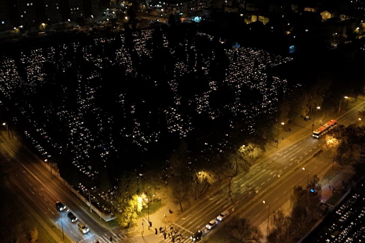 Zespół cmentarzy przy ul. Walecznych nocą we Wszystkich Świętych 2024