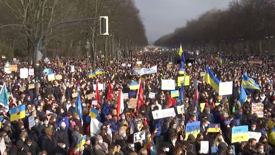 Kolejna fala antywojennych protestów. Wielotysięczne tłumy na ulicach Berlina.Fot. Twitter/NEXTA