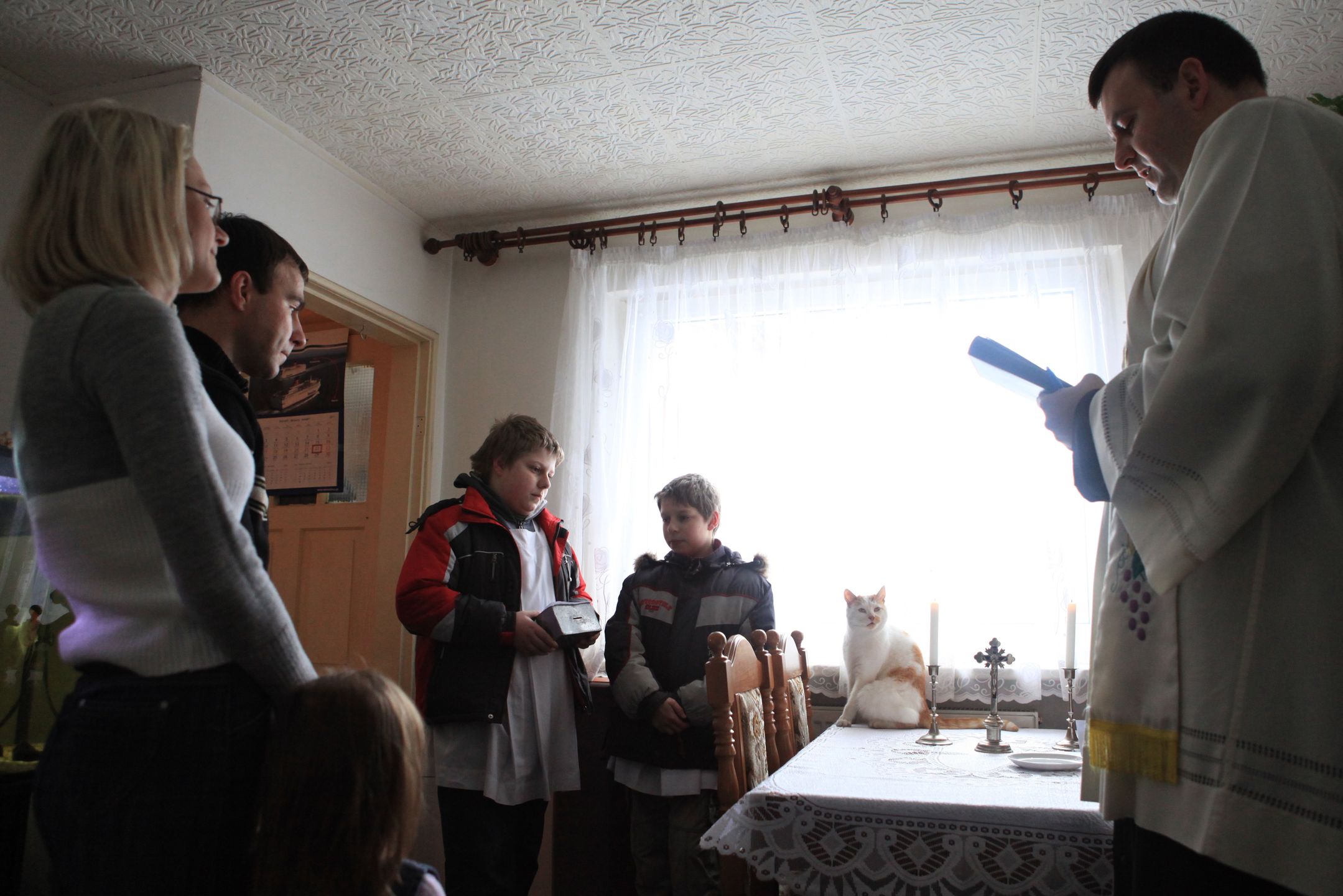 Kol�da
Roman Jocher
chodzenie po kol�dzie, dzieci, dziecko, dzie� dziadka, kap�an, kol�da, ksi�dz, ministranci, religia, S�awomir Czalej, wiara, wierni