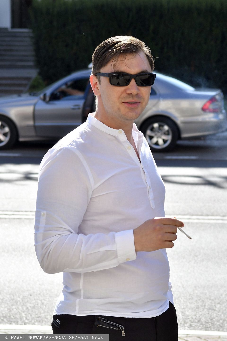 Daniel Martyniuk pozuje w hełmofonie
