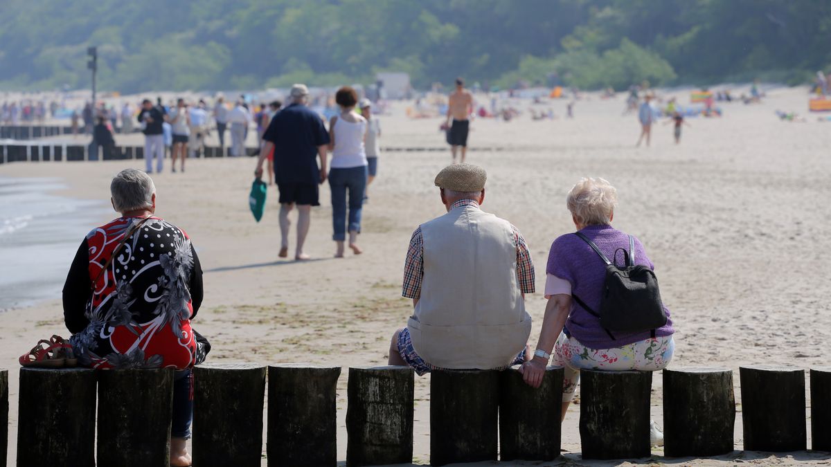 ludzie, plaża, emerytura, wakacje, seniorzy, wypoczynek, urlop, piasek, czekanie