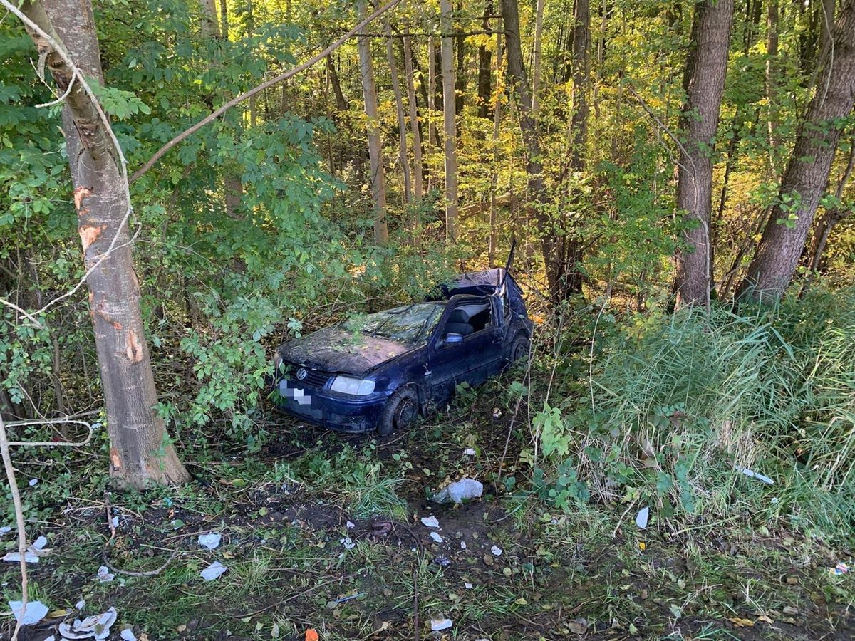 Volkswagen dachował i uderzył w drzewo. 20-latka miała dużo szczęścia (zdjęcia)