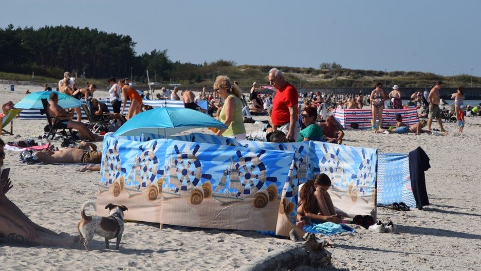 Upalna pogoda ściągnęła do Łeby plażowiczów
