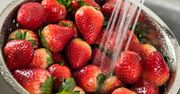 Sama woda to za mało. Zobacz, jak szybko usunąć chemię z truskawek