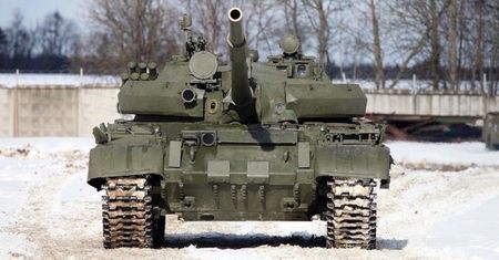 Czołg z impetem wjechał między miny. Rosjanie złomują kolejny T-62M