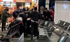 Masowa bójka na londyńskim lotnisku. "Rzucali w siebie walizkami"