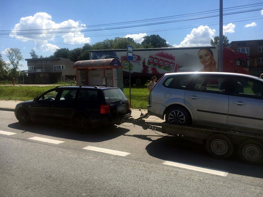 Passatem ciągnął lawetę z samochodem. W środku były dzieci