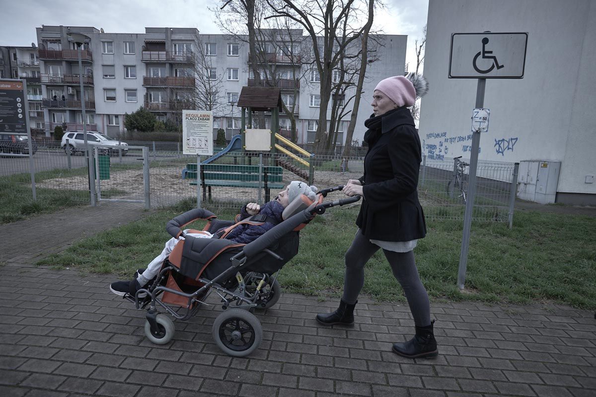 Codzienność Jolanty Muszyńskiej opiekującej się 27-letnią córką Magdaleną chorującą na porażenie mózgowe.
