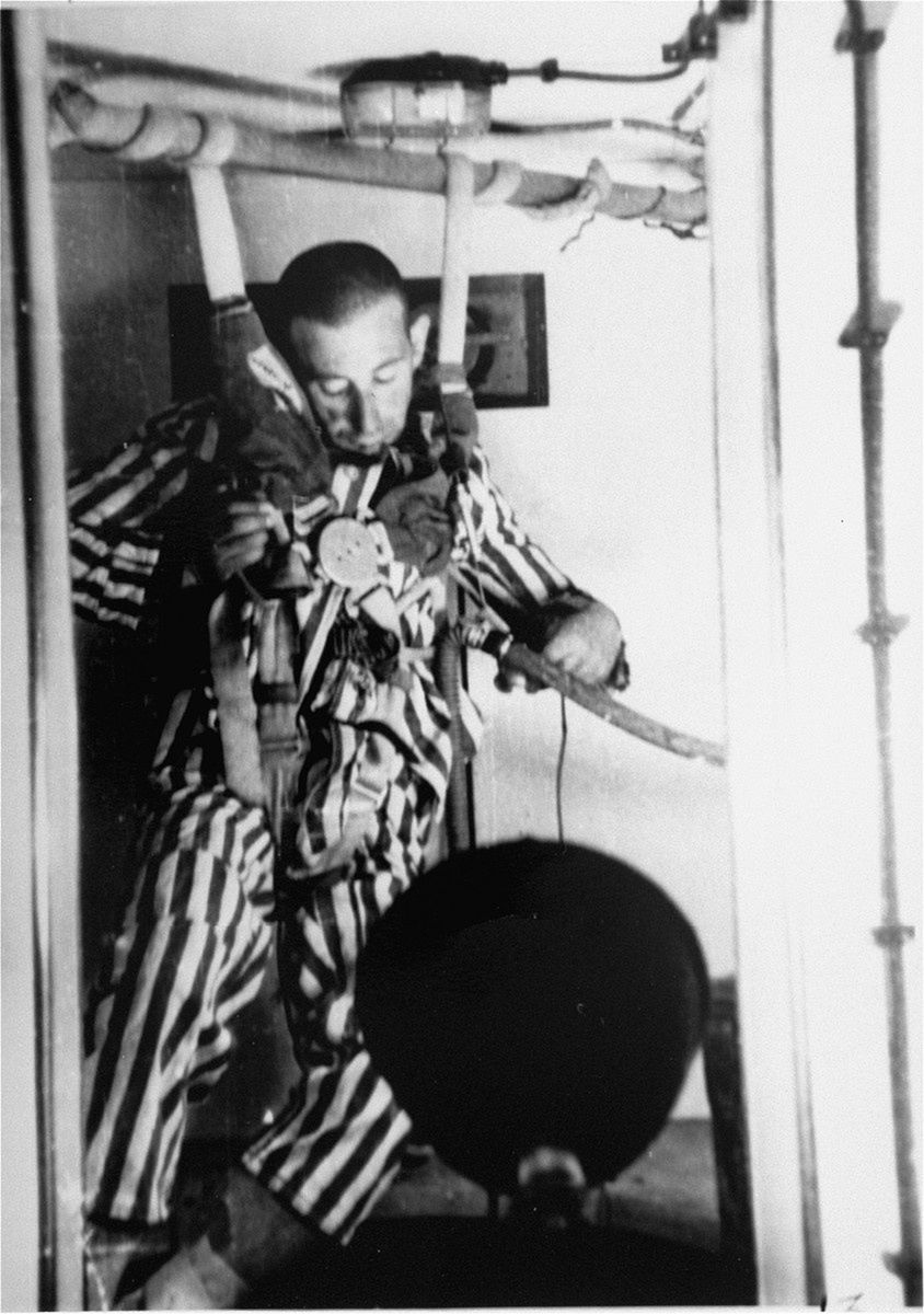 Jeden z więźniów Dachau podczas eksperymentów w komorze ciśnieniowej (domena publiczna).