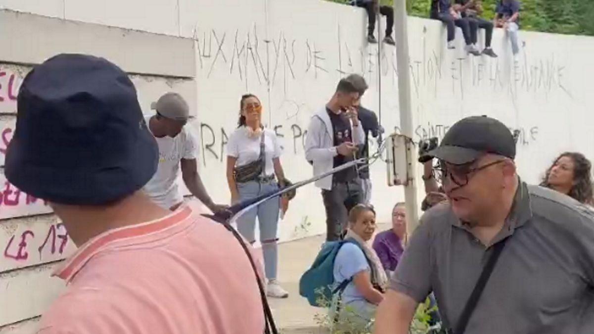 Pomnik został zniszczony przez protestujących.