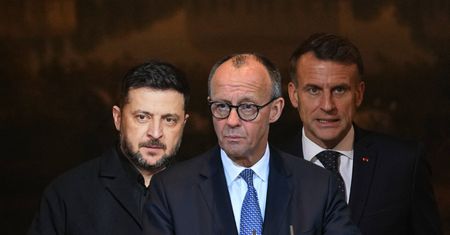 "Istnieje możliwość, że USA zdradzą Ukrainę". Macron ostrzegł Zełenskiego