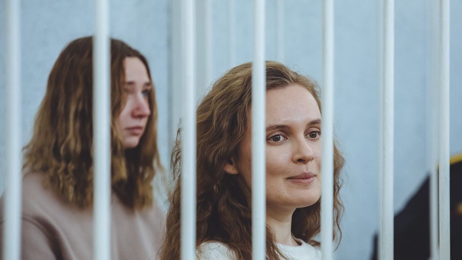 Katia Andrejewa i Daria Czulcowa w sali sądowej w Mińsku (fot. AB / Biełsat TV)
