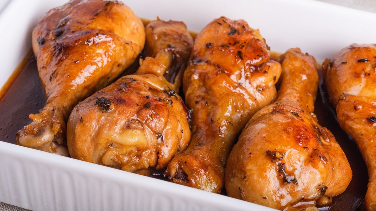 Topię cukier na karmel, a później układam na nim pałki drobiowe.