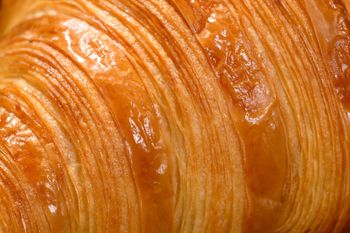 Croissant i bagietka na cenzurowanym. Eksperci: te substancje mogą powodować raka