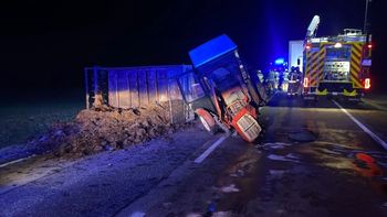 Czekarzewice Pierwsze: Ciągnik z rozrzutnikiem i trzy samochody rozbite. Śmierć na drodze pod Opatowem
