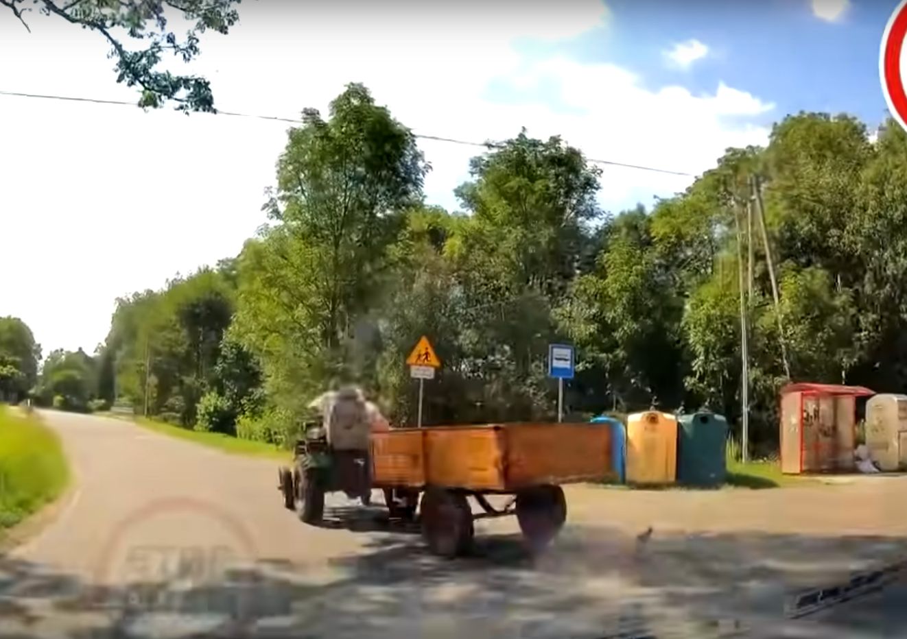 Wiejscy rajdowcy szaleją ciągnikiem. Nagranie trafiło do sieci