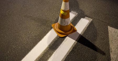 Śmiertelny wypadek w Gołaszynie. Auto najechało na ekipę malującą pasy