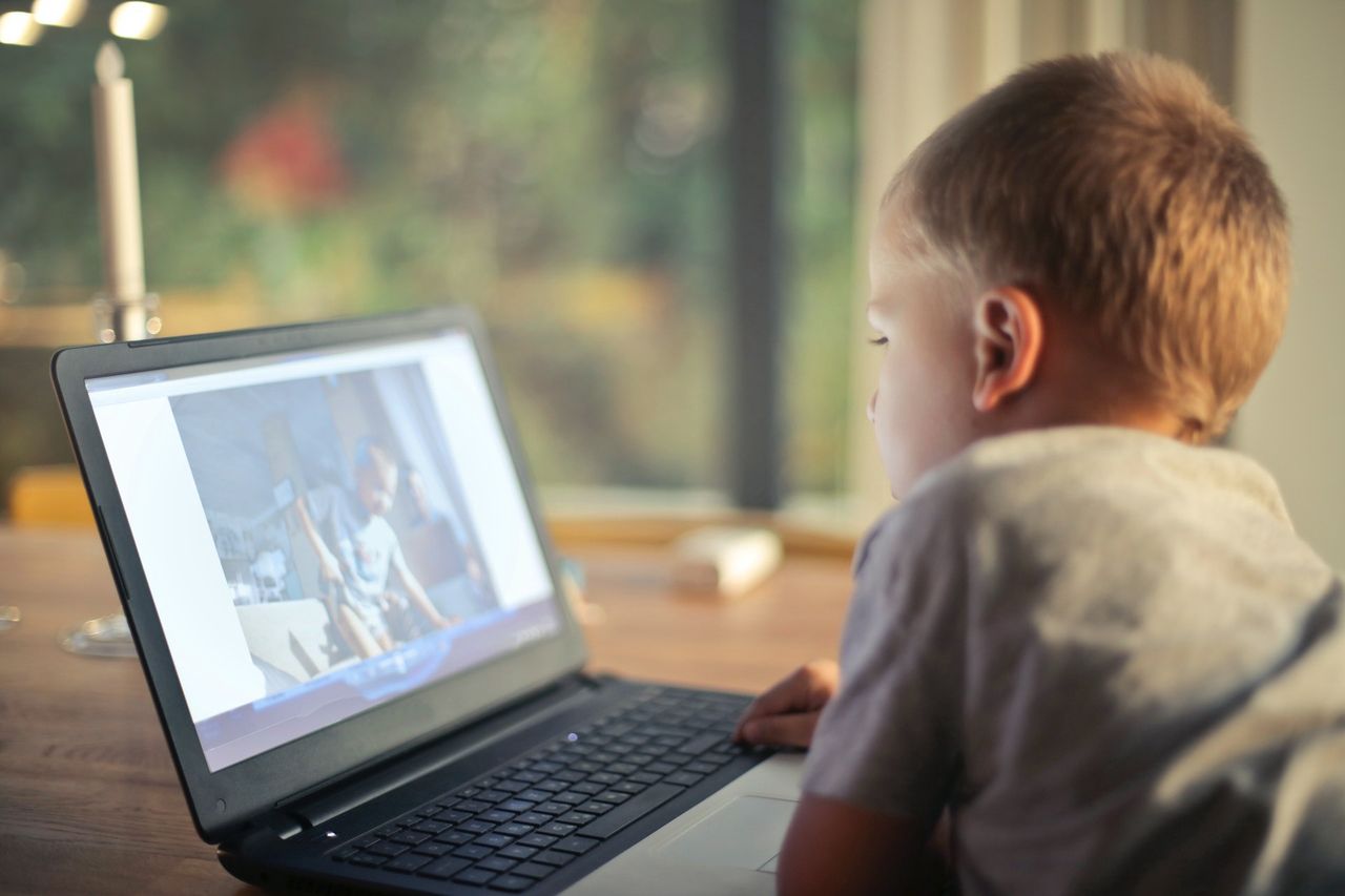Jak dzieci spędzają czas w sieci? Raport