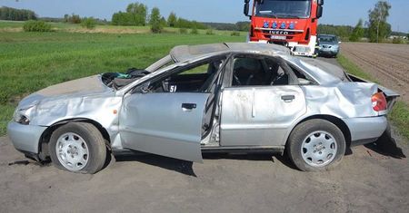 Łomazy: Zjechał audi z drogi i dachował. Nie żyje kierowca