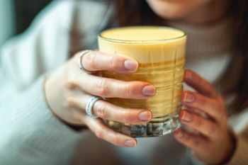 Wypij na noc "złote mleko". Szybciej zrzucić zbędne kilogramy