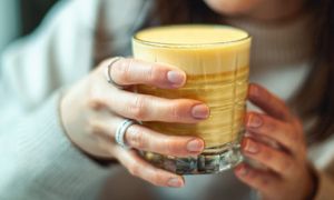 Wypij na noc "złote mleko". Szybciej zrzucić zbędne kilogramy