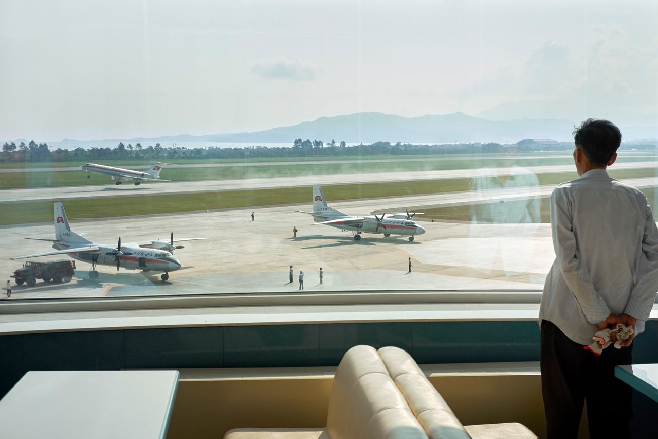 Widok na płytę lotniska Wonsan w Kalmie.
