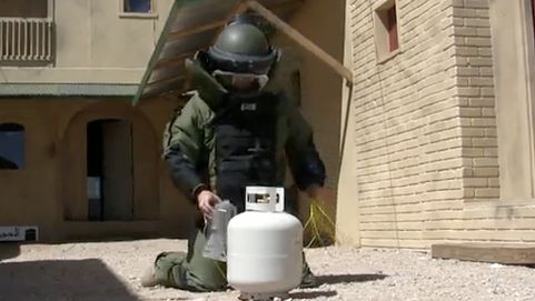 Amerykanie strzelają z pistoletów na wodę do bomb [wideo] 1