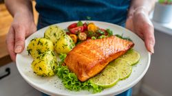 Łosoś wędzony na zimno czy na gorąco? Oto, który naprawdę jest lepszy dla zdrowia