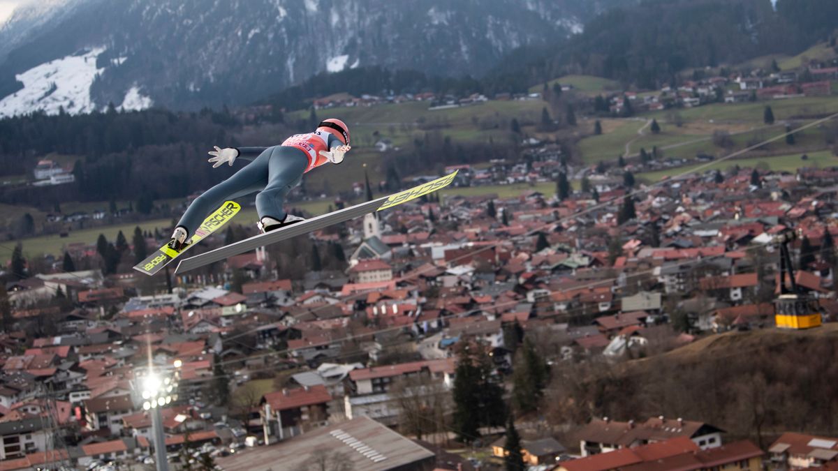 skoczek podczas zawodów w Oberstdorfie