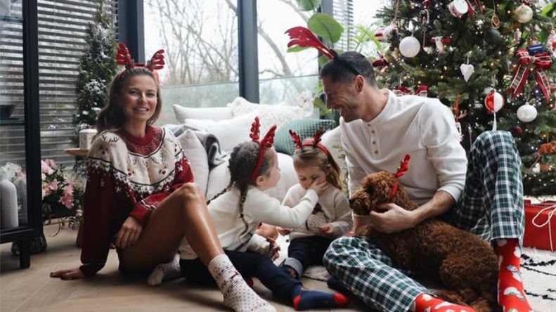 Zdjęcie okładkowe artykułu: Instagram / _rl9 / Na zdjęciu: Rodzina Lewandowskich spędzająca święta