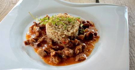 Większość omija ten produkt w sklepie mięsnym. Szkoda, na gulasz nadaje się idealnie