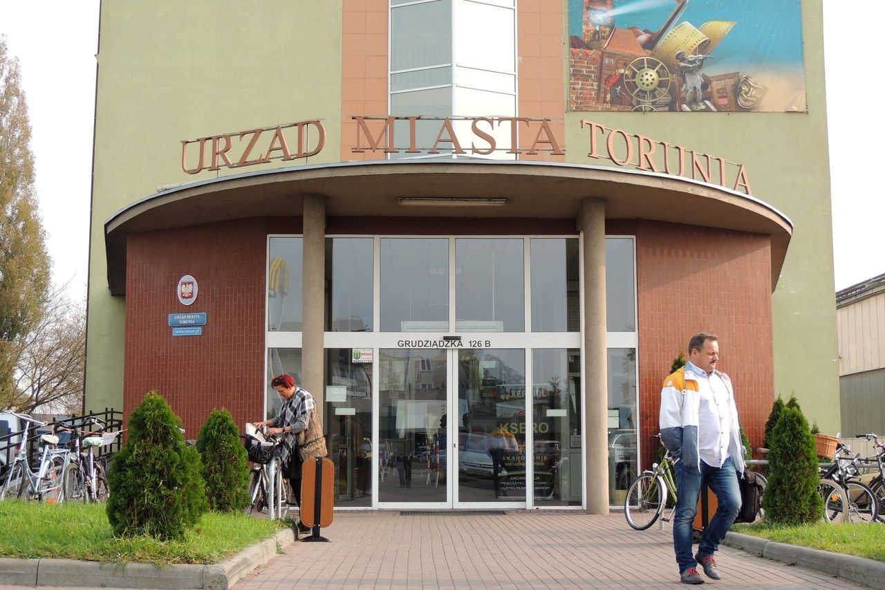 Toruń: Urzędnik zaczyna od 3 807 zł, kierowca ma 5 234 zł na rękę