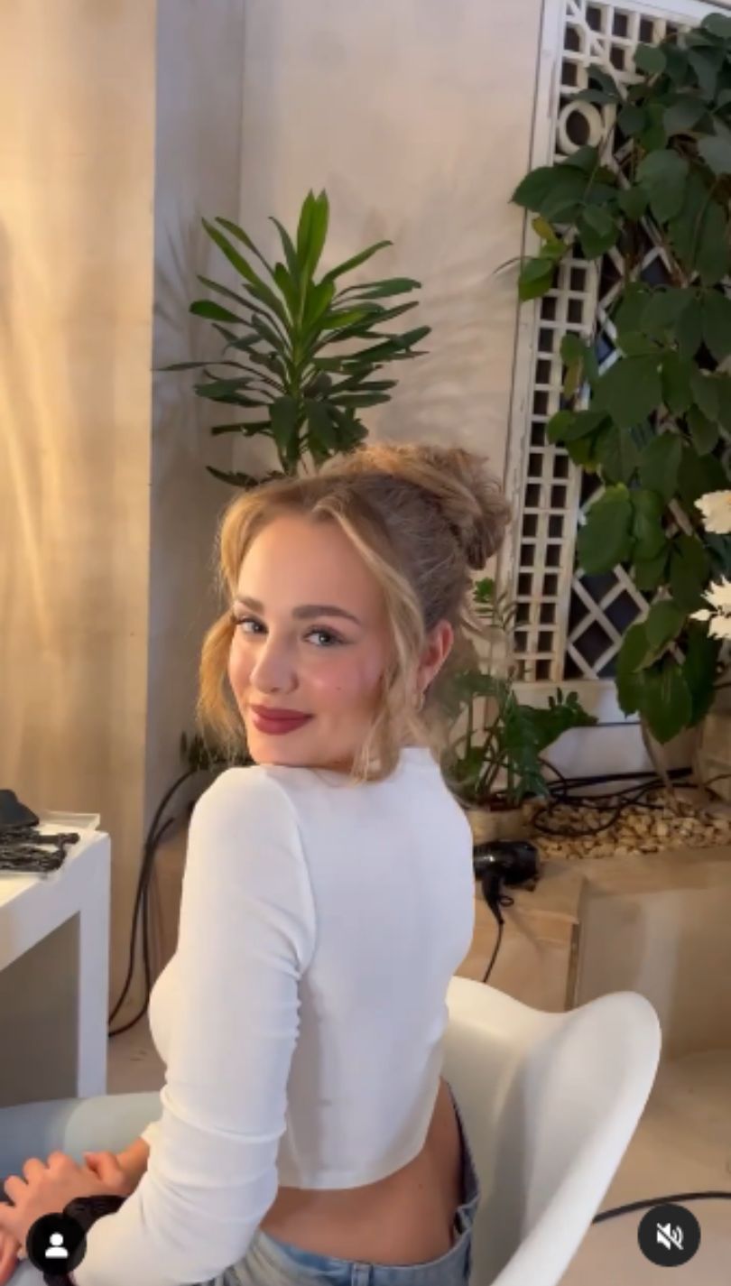 Wiktoria Gąsiewska pozuje w kreacji z odważnym dekoltem