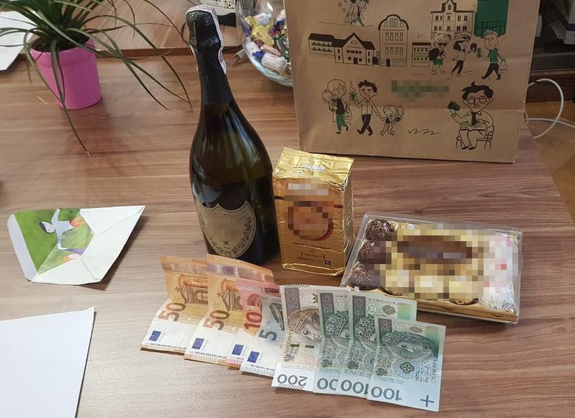Warszawa. Próba skorumpowania dyrektora szkoły skończyła się aresztem matki ucznia