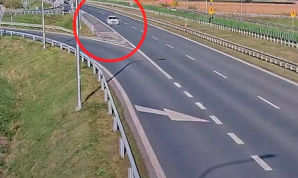 Cofanie na S5 zakończone wypadkiem. Dwie osoby trafiły do szpitala