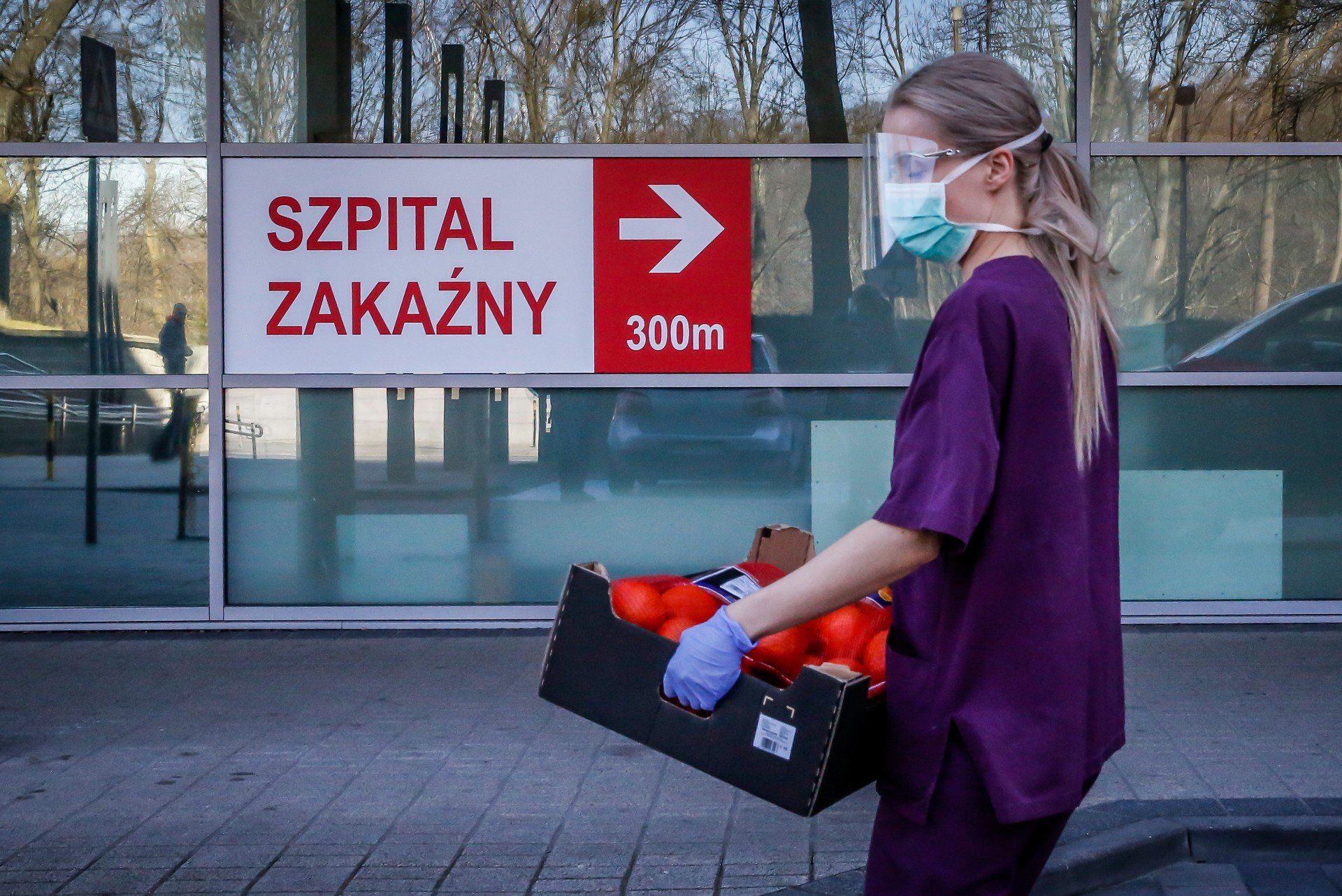 W szpitalach maseczki są zalecane, ale nie obowiązkowe. Zdania dotyczące noszenia masek wśród pacjentów są podzielone. 