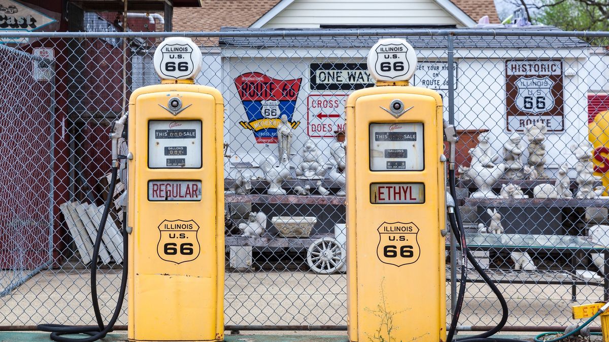 Amerykanie mniej tankują i ropa naftowa tanieje.