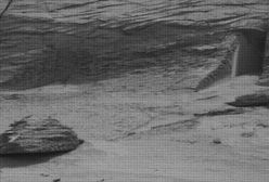 ''Drzwi do schronu'' w skale na Marsie. Tajemnicze zdjęcie łazika Curiosity od NASA