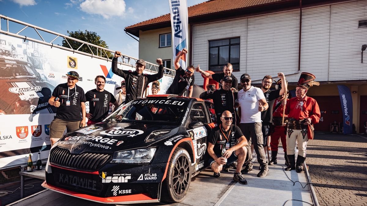 Materiały prasowe / Maciej Niechwiadowicz / Na zdjęciu: Jarosław i Marcin Szejowie z ekipą