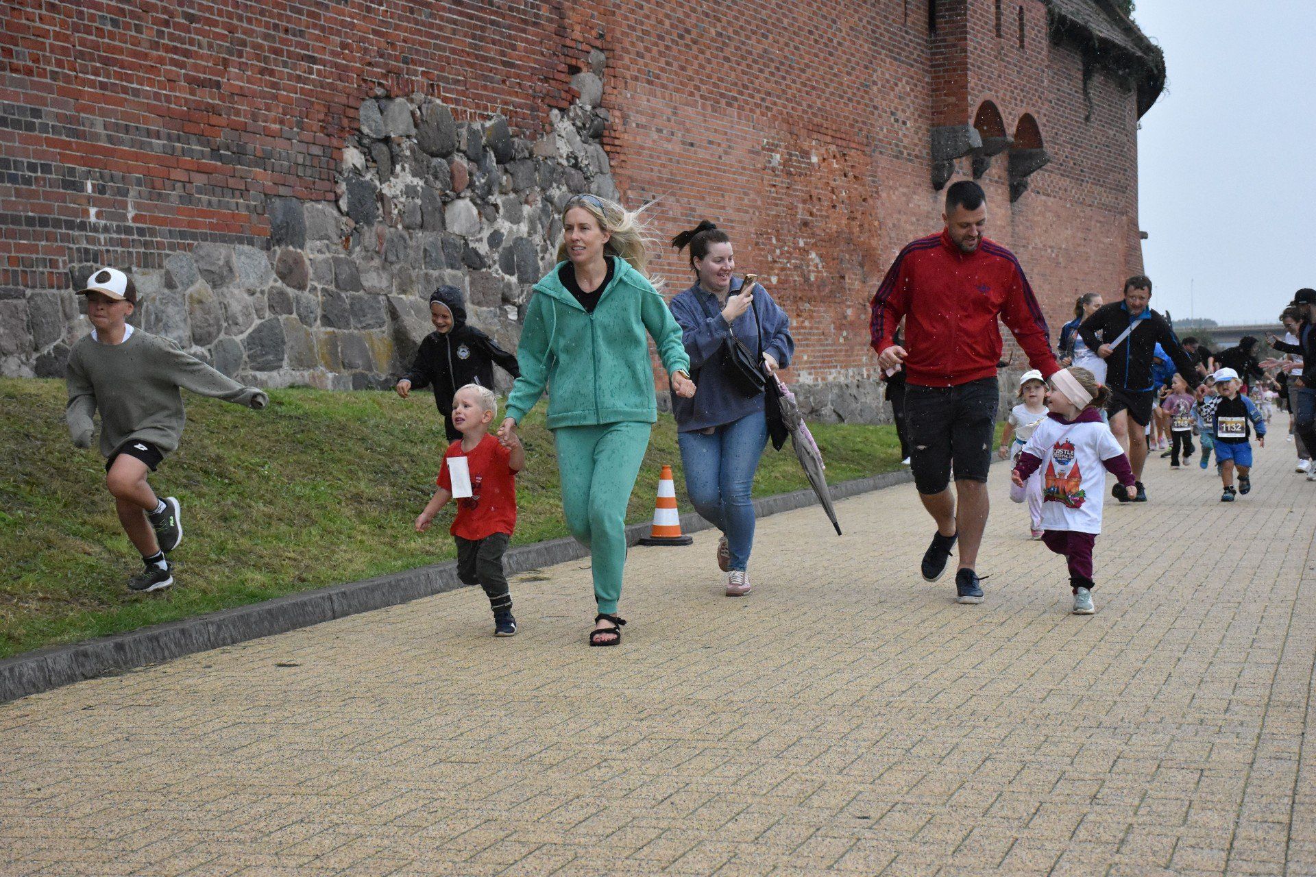 Castle Triathlon Malbork 2025. Biegi dzieci i młodzieży na bulwarze